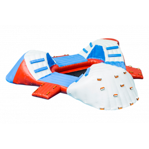 Triangulär ö med klättervägg og rutschbana